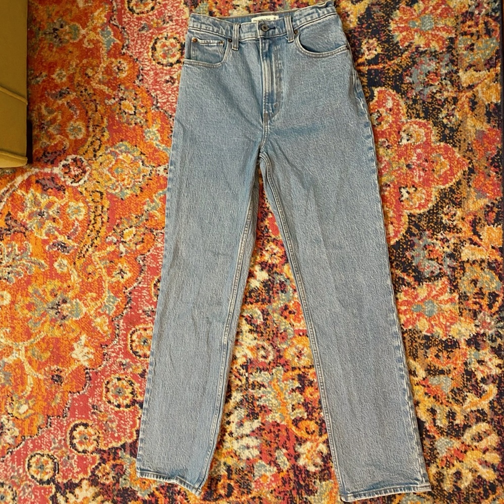 Abercrombie 90s Straight Ultra High Rise. Size 2